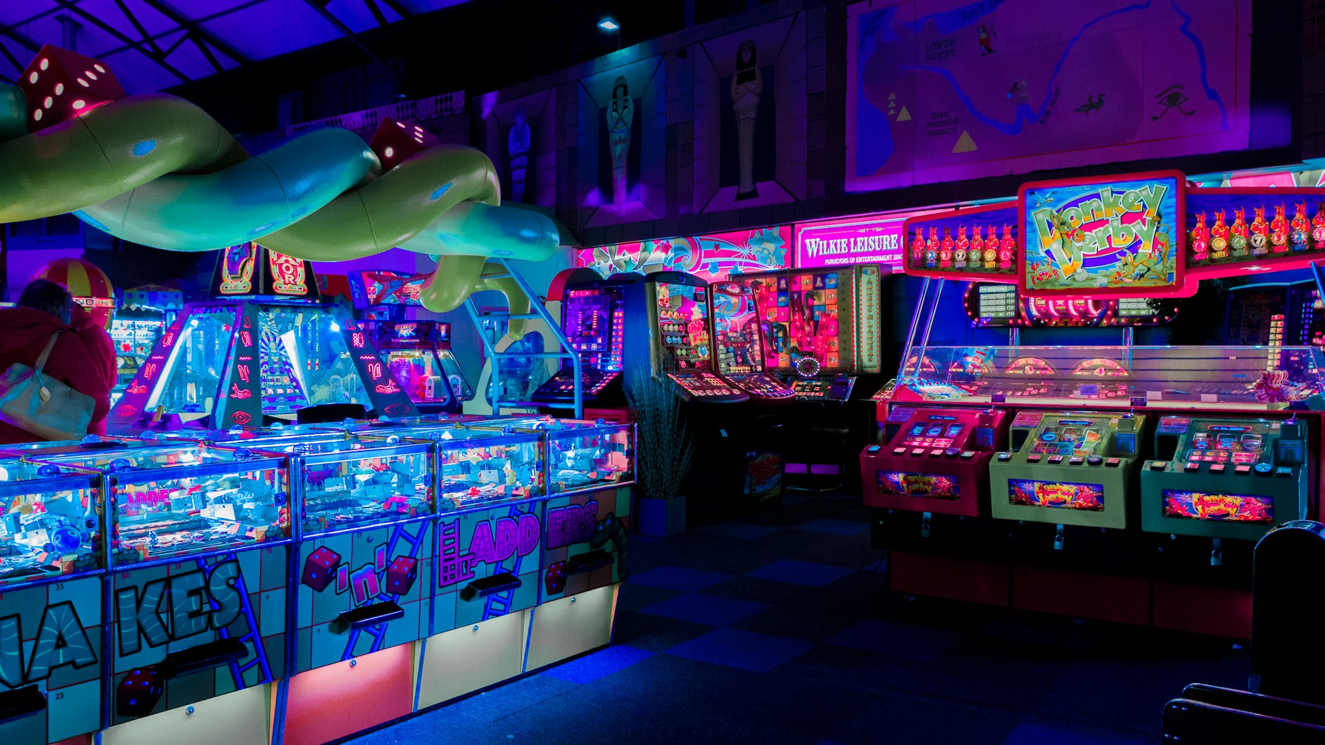 The zelupamir.pro game lounge floor at night